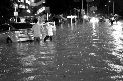 3月30日晚，深圳市區(qū)不少地段因暴雨積水，導致一些車輛在水中熄火。