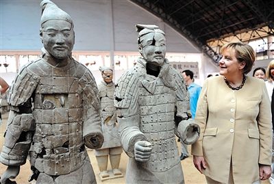 2010年7月17日，西安，默克爾參觀兵馬俑，慶祝生日。