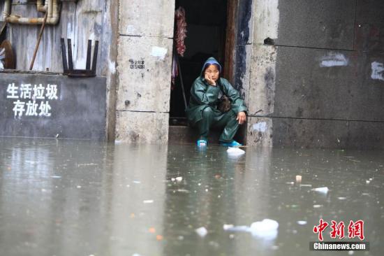 7月15日，因連日強(qiáng)降雨致長沙市開福區(qū)西長街街道出現(xiàn)嚴(yán)重內(nèi)澇，最深水位超過一米，沿街60余戶門面進(jìn)