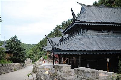 　7月9日，密云水庫附近隸屬于某單位的栗林度假山莊，建筑風(fēng)格古色古香