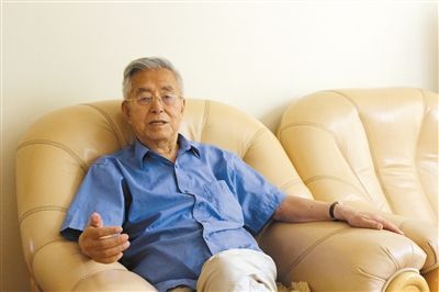 楊維駿 歷任云南省政協(xié)副主席等職。89歲高齡的楊維駿為12名失地農(nóng)民代表開(kāi)道，到云南省政協(xié)反映問(wèn)題。