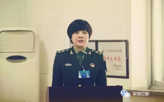 解放軍首位女士官長(zhǎng)上崗 著裝由總部專設(shè)