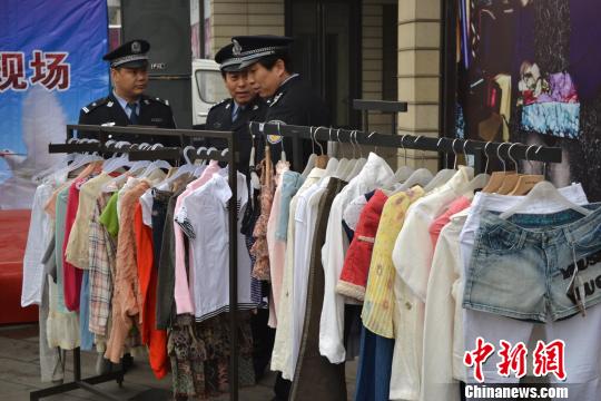 警方展示的部分被盜服裝。　宋立超　攝