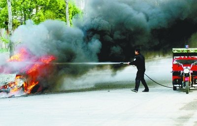 轎車追尾巴士引發(fā)油箱爆炸 17名乘客及時(shí)疏散