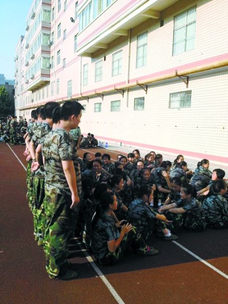 女孩們說，這道“人影陰涼”，為高中時代的記憶鑲上了一顆珍珠 網(wǎng)友供圖