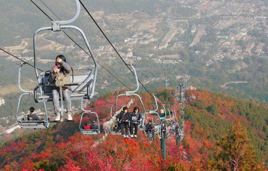 　香山公園“吊籃式”纜車除防護杠外，無其他防護措施。（資料圖）