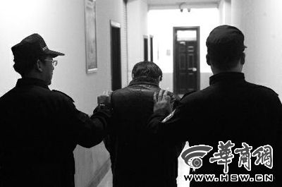 　昨日，西安市長延堡派出所，砍傷醫(yī)生的插隊患者已被警方控制 本報記者 張喆 攝