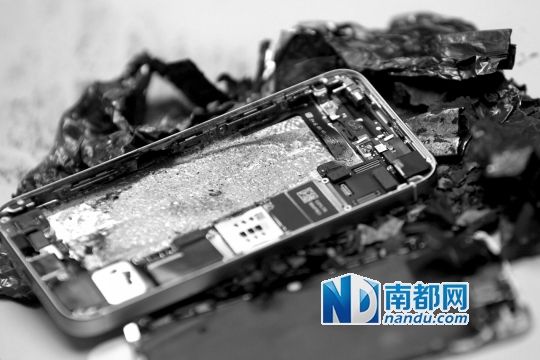 于先生的新iPhone5S手機直接“爆”廢。 南都記者劉有志攝