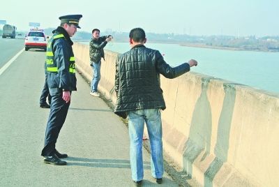 途經(jīng)大橋停車撒網(wǎng) 兩男子高速公路上捕魚撈蝦