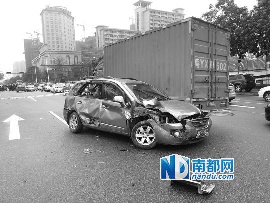 司機(jī)肇事逆行逃逸撞16輛車 逃跑被阻錘擊交警