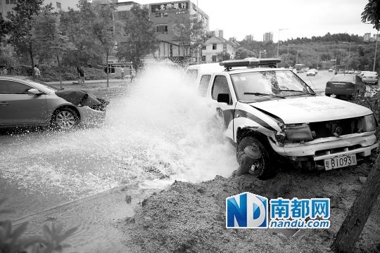 昨日，龍華金龍路，男子開(kāi)走警車(chē)，后撞上消防栓停下，警車(chē)車(chē)頭受損。