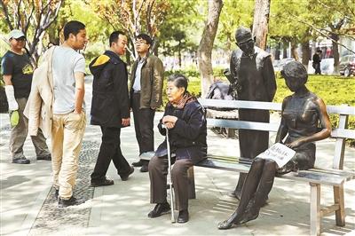 北京公園“穿越”雕塑被破壞 6年難復(fù)原(圖)