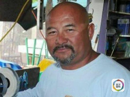 漁夫跳入海中捕撈劍魚被其用上頜刺死