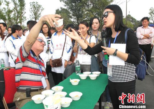 圖為外國(guó)友人品嘗揚(yáng)州炒飯?！〈藜衙鳌z