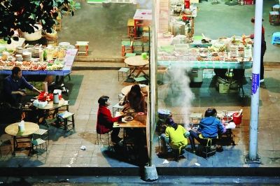 那邦鎮(zhèn)以往熱鬧的夜市，因為中緬邊境的戰(zhàn)亂，而變得冷冷清清 特派記者 賈代騰飛 攝