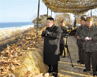 25日，朝鮮最高領(lǐng)導(dǎo)人金正恩指導(dǎo)朝鮮軍隊(duì)進(jìn)行登陸及反登陸訓(xùn)練。