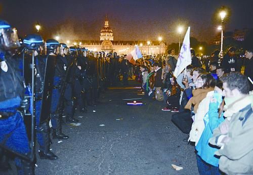 26日，法國(guó)反同性戀者與警察形成對(duì)峙之勢(shì)。