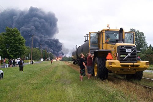 加拿大油罐車出軌爆炸 30多座建筑被毀數(shù)人失蹤