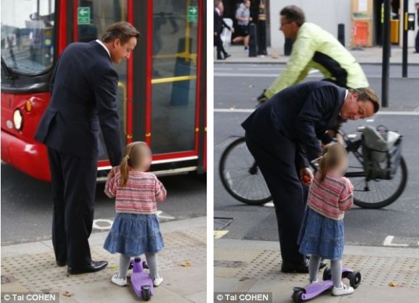 英國(guó)首相卡梅倫步行送女兒上幼兒園。