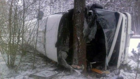 俄一載40人客車發(fā)生翻車事故