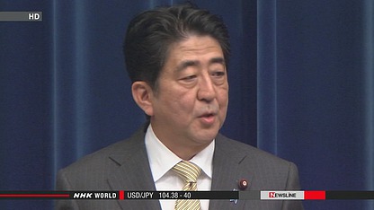 日本首相安倍晉三出發(fā)前往瑞士前接受記者采訪。