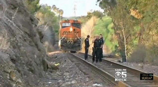 當時詹娜未注意火車駛來有真空效應，為撿手機而被吸入車底喪命。