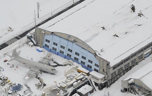 日本自衛(wèi)隊(duì)飛機(jī)被大雪壓垮 損失逾50億元人民幣