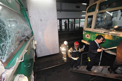 5月2日，韓國(guó)首爾，首爾2號(hào)線地鐵去往蠶室方向的一趟列車在上往十里站撞上了一趟?？吭谡緝?nèi)的列車。