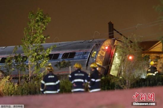 當(dāng)?shù)貢r間5月12日晚，一列美國鐵路公司的火車在費(fèi)城弗蘭克福段脫軌，導(dǎo)致至少50人受傷。