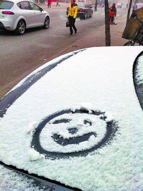 一月十五日上午，有汽車披著一身的雪裝，從經(jīng)開區(qū)回到市區(qū)。