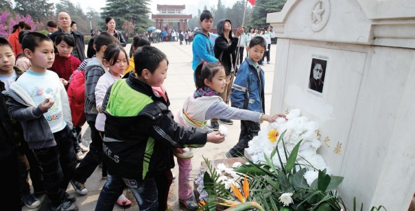 昨天上午，來鄭州市烈士陵園祭掃的小學生將百花擺放在吉鴻昌烈士墓前