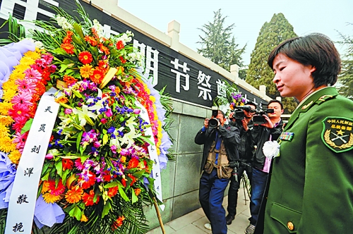 　　4月4日,我國(guó)首位女航天員劉洋來(lái)到林州市烈士陵園。在烈士紀(jì)念碑前,劉洋和眾人一起列隊(duì)肅立默哀致敬