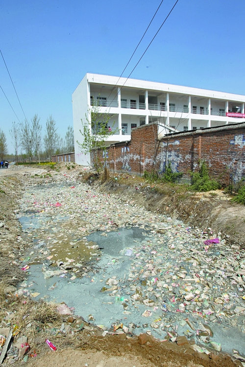 污水垃圾“護城河”緊挨著教室