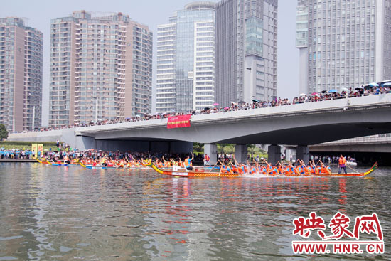 6月11日，2013中華軒轅龍舟大賽，在鄭州東區(qū)的如意湖舉行。