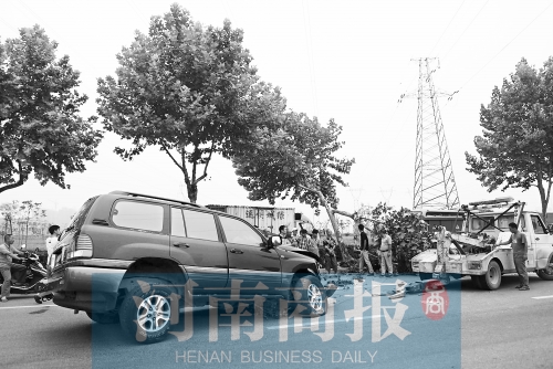 鄭州文化路百萬(wàn)豪車“騎”上樹(shù) 一下撞飛幾十萬(wàn) 河南商報(bào)記者 邱曉峰/攝