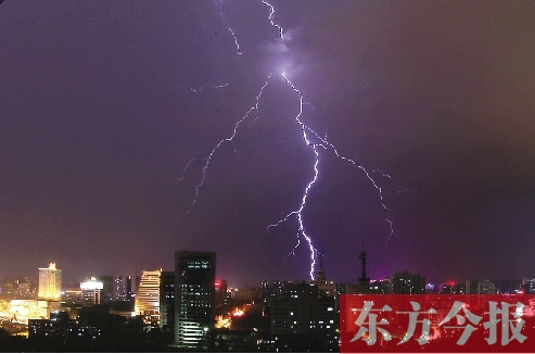 鄭州再次狂風(fēng)暴雨 瞬時雨量逼近50毫米