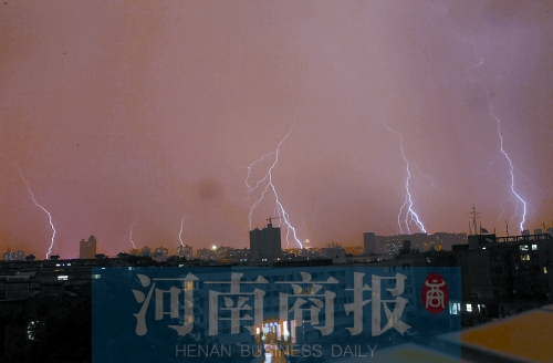 昨天21:30左右，雷電頻頻“光顧”鄭州市區(qū)