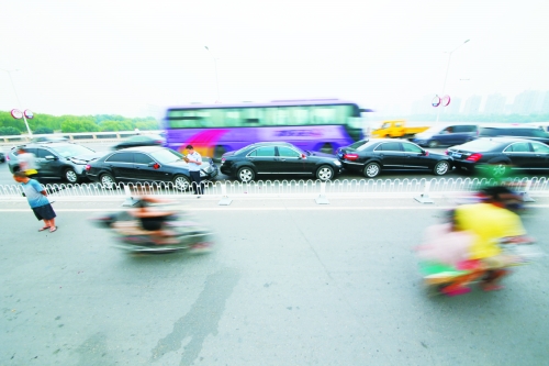 洛陽迎親奔馳車隊當街遭遇連環(huán)撞