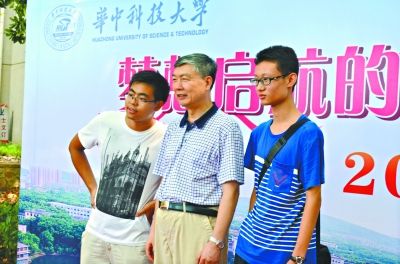 華中科大校長李培根（中）與15歲新生張賽瑞（右）合影 通訊員 余波 攝