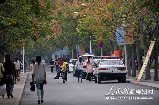 河南師范大學(xué)的出事餐廳門(mén)口停著三輛警車(chē)