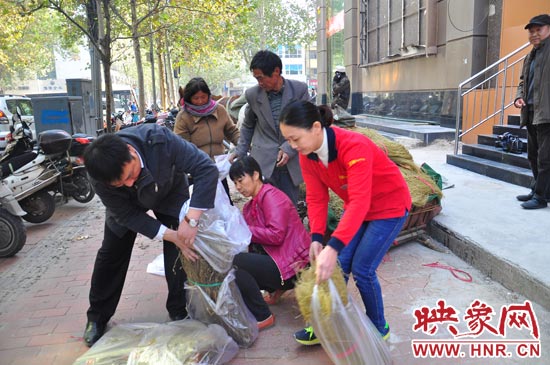 愛心市民在購(gòu)買粉條