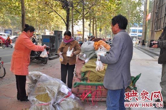 在賣粉條的時(shí)候,還有市民給他們送飯。