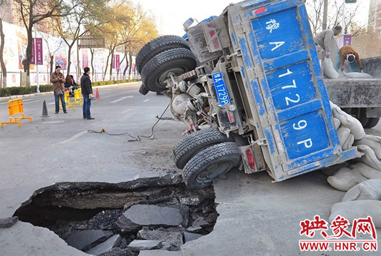 “鄭州地鐵站附近路面塌陷”實(shí)為大貨車壓塌透水路面