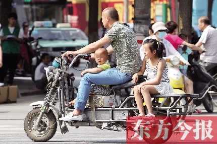 這樣帶著孩子，一個(gè)剎車，孩子就有可能摔下車