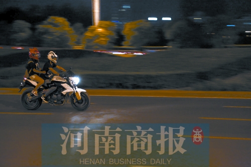 深夜，鄭東新區(qū)，不少人騎著摩托車呼嘯而過