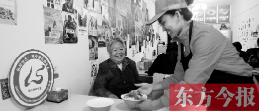 9月29日，輕院社區(qū)的“空巢老人”荊阿姨在一家飯店免費(fèi)吃午餐