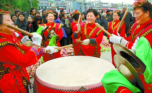 11月15日，鄧州廣大干部群眾載歌載舞慶祝黨的十八大勝利閉幕。