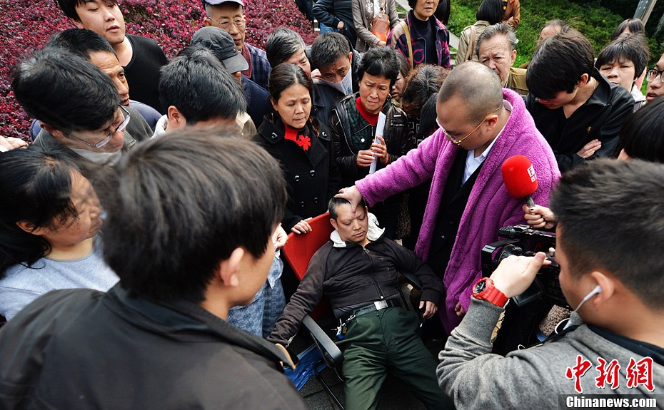 催眠師長(zhǎng)沙街頭上演睡衣秀