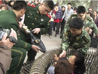 消防官兵拿來液壓撐試圖撬開