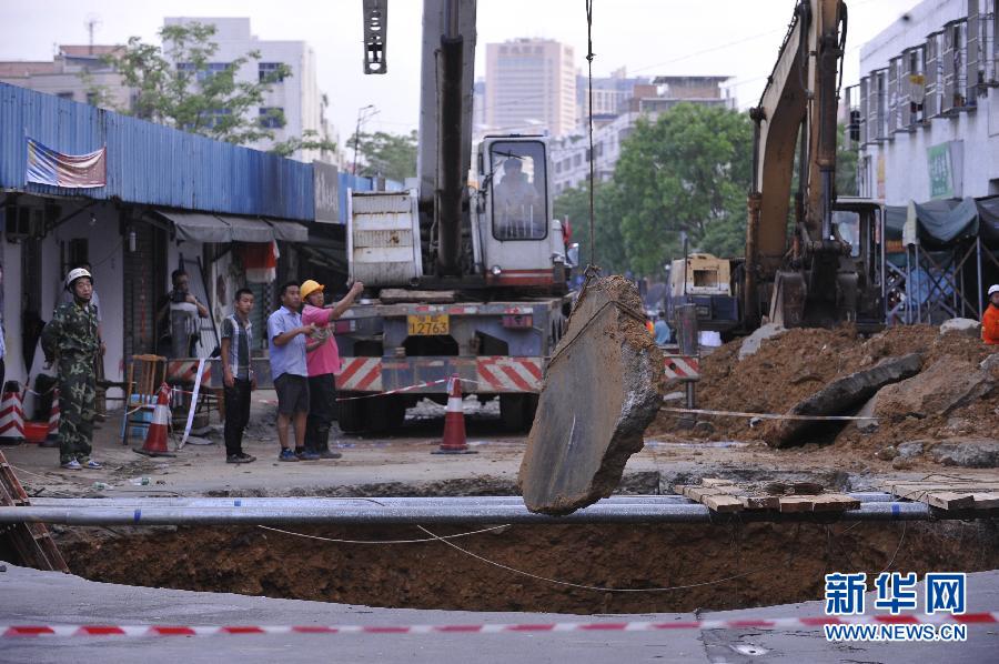 5月21日，在廣東省深圳市龍崗區(qū)橫崗街道紅棉二路華茂工業(yè)園路面塌陷處，救援人員在現(xiàn)場救援。